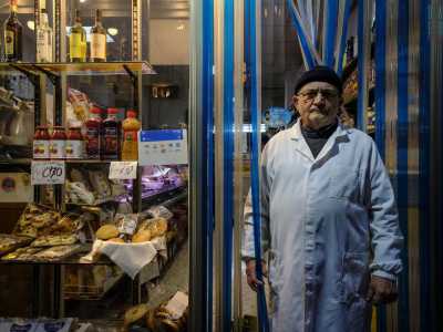 �Ė un'affermazione ironica per segnalare che io sono nato qui � spiega il signore �. Perch� negli ultimi anni nel quartiere Libert� sono spuntati numerosi minimarket aperti da stranieri, indiani soprattutto�